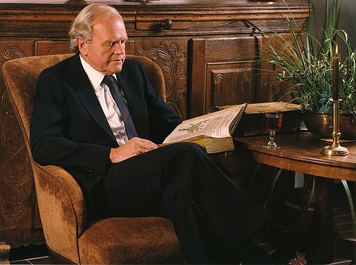 Prof. Dr. Otto Kandler 1976 bei der Konsultation eines der wertvollen Kräuterbücher seiner Sammlung