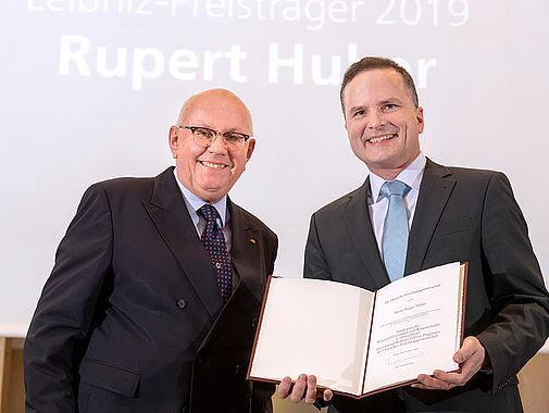 Professor Dr. Peter Strohschneider, Präsident der DFG (links im Bild), gratuliert Professor Dr. Rupert Huber zum Gottfried Wilhelm Leibniz-Preis
