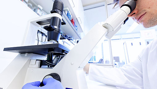 People_in_Lab_2_microscope