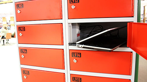 Geöffneter Laptop-Ladeschrank