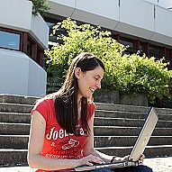 Studentin mit Laptop vor Zentralbibliothek