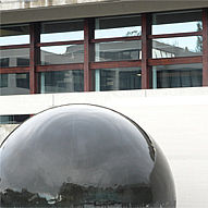 Ein Foto des Uni-Wahrzeichens, der "Kugel" am Forum des Regensburger Campus