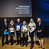 Das Bild zeigt die vier Preisträger:innen des Gleichstellungspreises mit den Laudatoren Prof. Ernst Thamm und Prof.in Isabella von Treskow