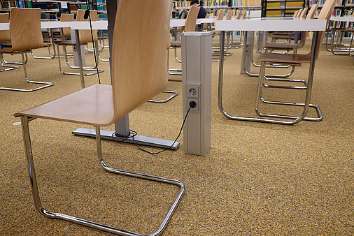Stühle und Elektrifizierung im Lesesaal