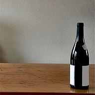 Illustrierende Darstellung einer Weinflasche auf einem Holztisch. Die Bildrechte liegen bei: ©iStockphoto.com/MirAgareb