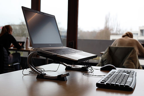 Laptopständer, Tastatur und Maus auf Tisch