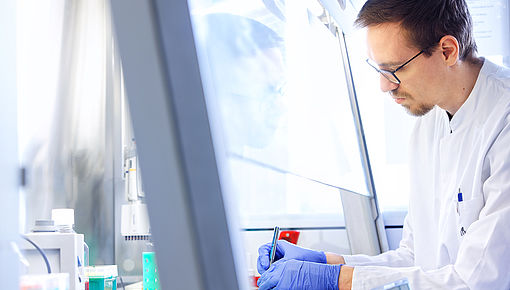 People_in_Lab_5_bench_b