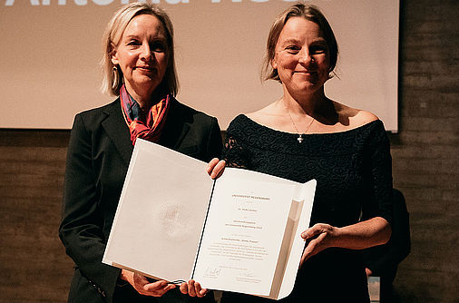 Hier zeigt ein Foto von der Preisverleihung die Universitätsfrauenbeauftragte mit der Presiträgerin Dr. Heike Wolter bei der Überreichung der Urkunde.