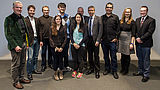 Präsident Prof. Dr. Udo Hebel mit Studierenden des MIT, die die Universität Regensburg im Rahmen des Austauschprogramms 
