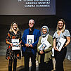 Das Bild zeigt die Preisträger:innen Nadine Mundigl, Dr. Stephan Giglberger, Hanifah Mumtaz und Sandra Hannweg