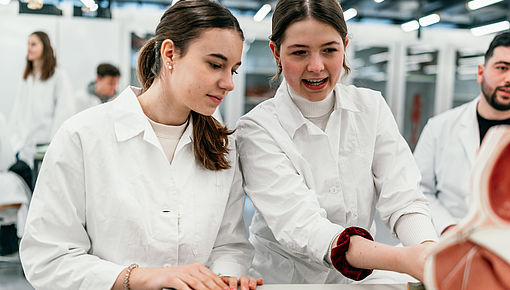 People_in_Lab_10_students_b