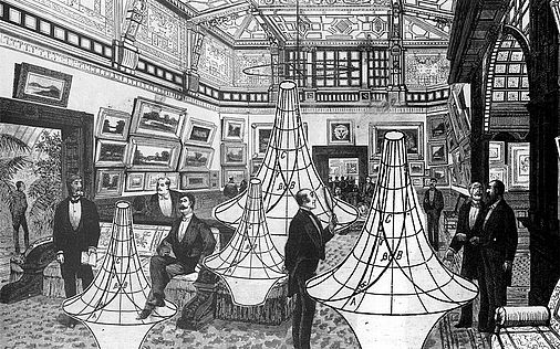 Zeichnung des Salons Grand Hotel Waldorff-Astoria mit mehreren Männern, die sich Bilder und mathematische Formeln betrachten