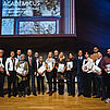 Das Bild zeigt alle Preisträger:innen, die beim Dies academicus der UR ausgezeichnet wurden, gemeinsam mit dem Präsidenten der UR Prof. Udo Hebel
