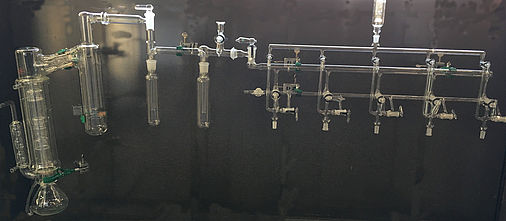 Öldiffusionspumpe mit Kühlfalle und Vakuumapparatur