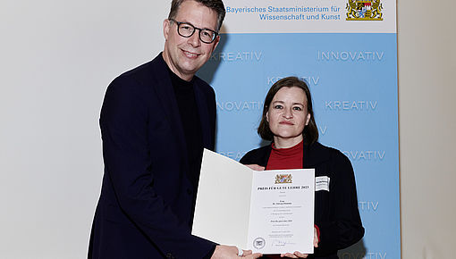 Wissenschaftsminister Markus Blume hat Dr. Solveig Ottmann mit dem „Preis für gute Lehre“ ausgezeichnet. © StMWK/Thomas Riese
