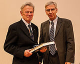 Präsident Prof. Dr. Udo Hebel mit Altrektor Prof. Dr. Helmut Altner beim Festakt zu dessen 80. Geburtstag, Foto: S. Rohrer