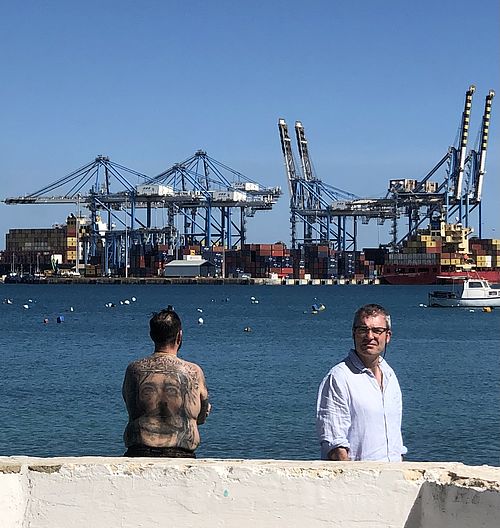 Scheule und Mann mit Jesus-Tatoo