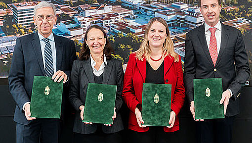 Universitätspräsident Prof. Dr. Udo Hebel (li.) zusammen mit den beiden Dekaninnen der beteiligten Fakultäten, Prof.in Dr. Maria Selig (Fakultät für Sprache-, Literatur- und Kulturwissenschaften) und Prof.in Dr. Jenny Rahel Oesterle-El Nabbout (Fakultät für Philosophie, Kunst-, Geschichts- und Gesellschaftswissenschaften) sowie Generalkonsul Gábor Tordai-Lejkó. © UR / Julia Dragan