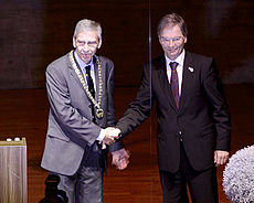 Präsident Udo Hebel mit dem Senatsvorsitzenden Uwe Jannsen bei der Amtseinführung des Präsidenten im Rahmen des Dies academicus 2013