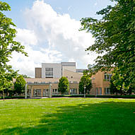 Medizinische Kompetenz im Grünen: Klinik für Orthopädie