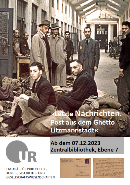 Männer sitzend und stehend in einer Halle