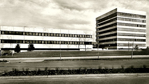 schwarz-weiß Foto zweier Universitätsgebäude
