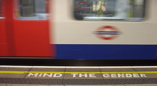 Das Bild zeigt eine U-Bahn-Station in London. Der Hinweis 