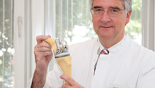 Prof. Grifka with knee replacement