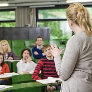 Dozentin und Studierende im Hörsaal