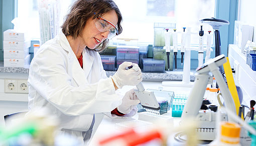 People_in_Lab_6_pipette