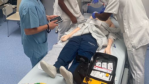 Auszubildende der Pflege sowie Pflege- und Medizinstudierende beim Notfalltraining