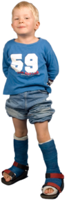 Kind mit Beinschienen