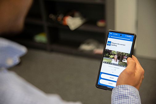 Person benutzt Eloquence-App auf Smartphone
