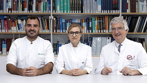 Die Doktoranden Richard Seefelder und Laura-Laetitia Winterberg zusammen mit Professor Joachim Grifka (re.) Foto: Robert Gerlach