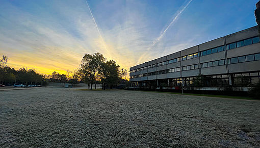Sonnenaufgang an der Universität im Herbst