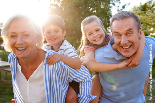 Aktive Senioren mit Enkelkindern
