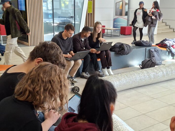 Bayerisch-ungarisches Studierendenprojekt zum Autonomen Fahren 2025. Testen auf der Fahrstrecke (opens enlarged image)