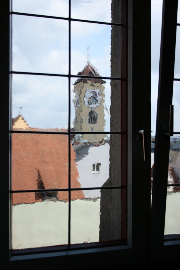 Blick durch das Fenster auf die Altstadt von Regensburg (öffnet Vergrößerung des Bildes)