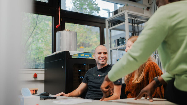 drei Physiker in einer Besprechung