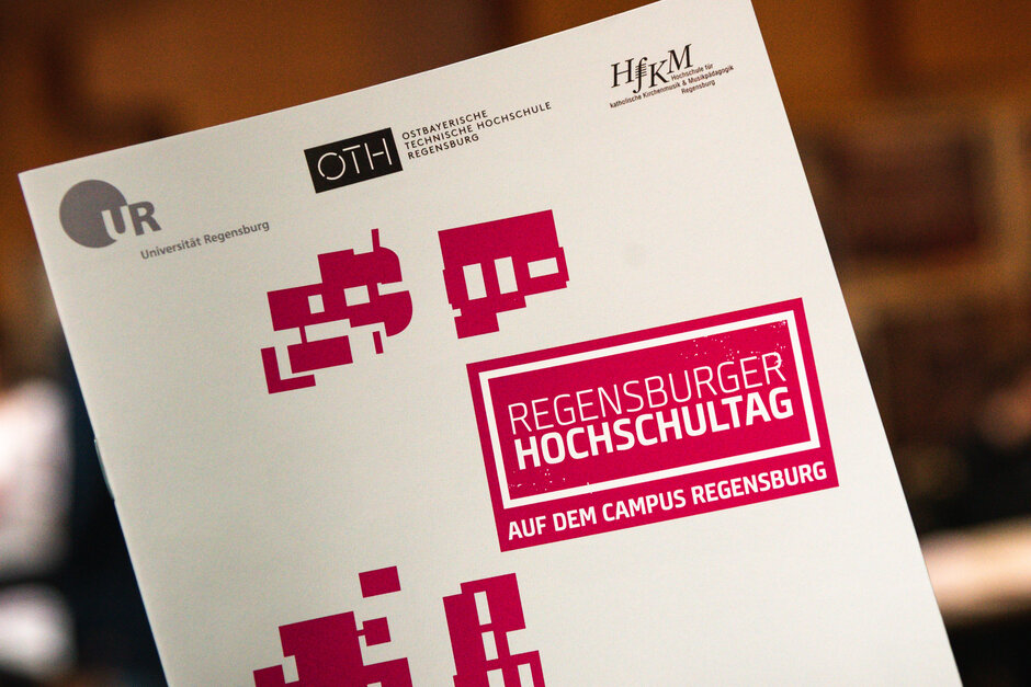 Das Titelblatt eines Faltblatts mit dem Programm des Regensburger Hochschultags