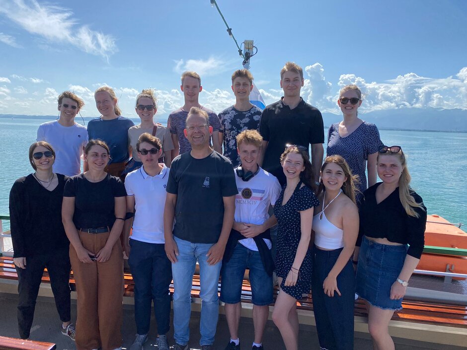 Gruppenfoto von Prof. Kingreen und den Seminarteilnehmer/-innen an einem sonnigen Tag auf der Fähre auf dem Chiemsee. (öffnet Vergrößerung des Bildes)