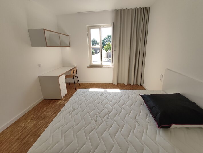 bed and desk with window (öffnet Vergrößerung des Bildes)