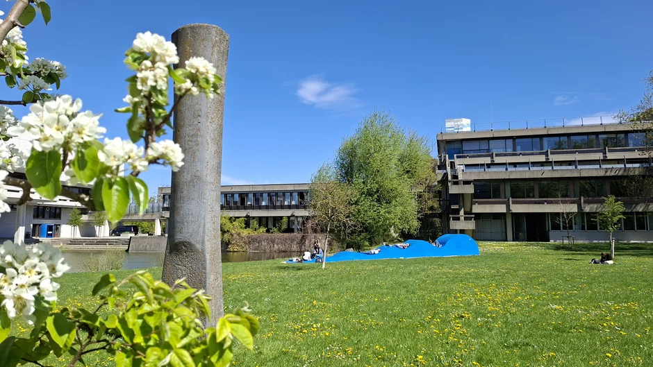 Das Kunstwerk "Die blaue Welle" am Campus der Universität Regensburg.
