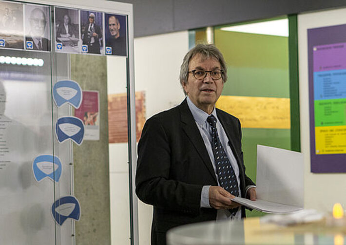 Prof. Dr. Daniel Drascek hält die Eröffnungsrede. Foto: Roland Pokorny [22.01.2025]. (öffnet Vergrößerung des Bildes)