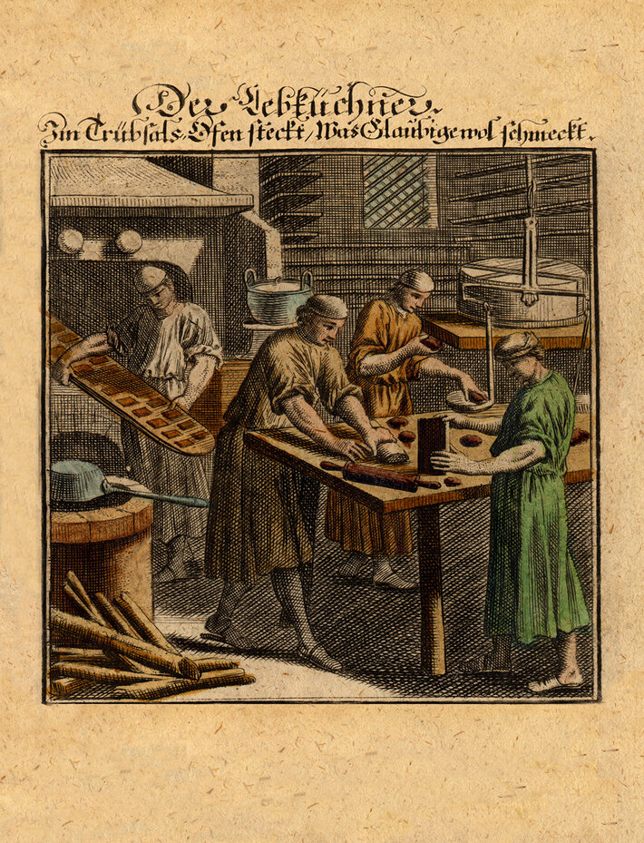 Weihnachtskarte, auf der in Kalligrafie geschrieben steht: Im Trübsals-Ofen steckt / Was Glaubige wol schmeckt. Darunter befindet sich eine historische Farbillustration einer Lebkuchenbäckerei, in der vier Arbeiter und Arbeiterinnen backen, kneten, formen und schneiden. (öffnet Vergrößerung des Bildes)