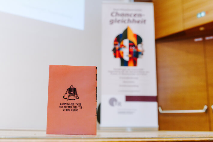 Foto aus dem fünfjährigen Jubiläum des Zusatzstudiums Genderkompetenz (ZGK), Foto von Julia Dragan (Universität Regensburg) (öffnet Vergrößerung des Bildes)