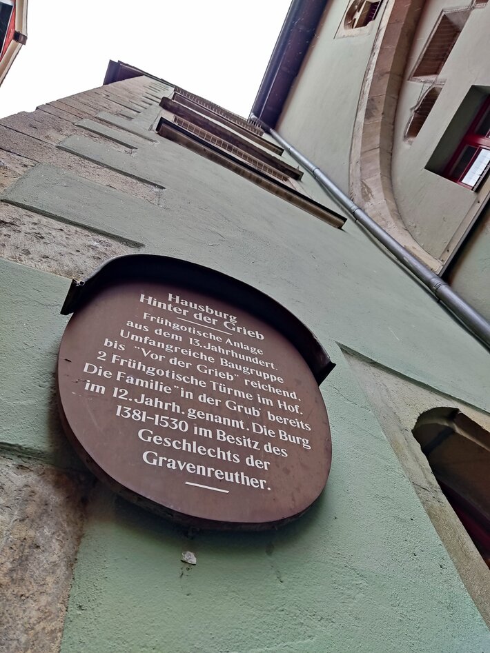 Beschreibende Denkmaltafel an der Aussenfassade (öffnet Vergrößerung des Bildes)