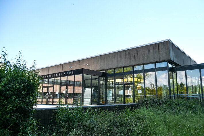 Haupteingang der Universität Regensburg (öffnet Vergrößerung des Bildes)