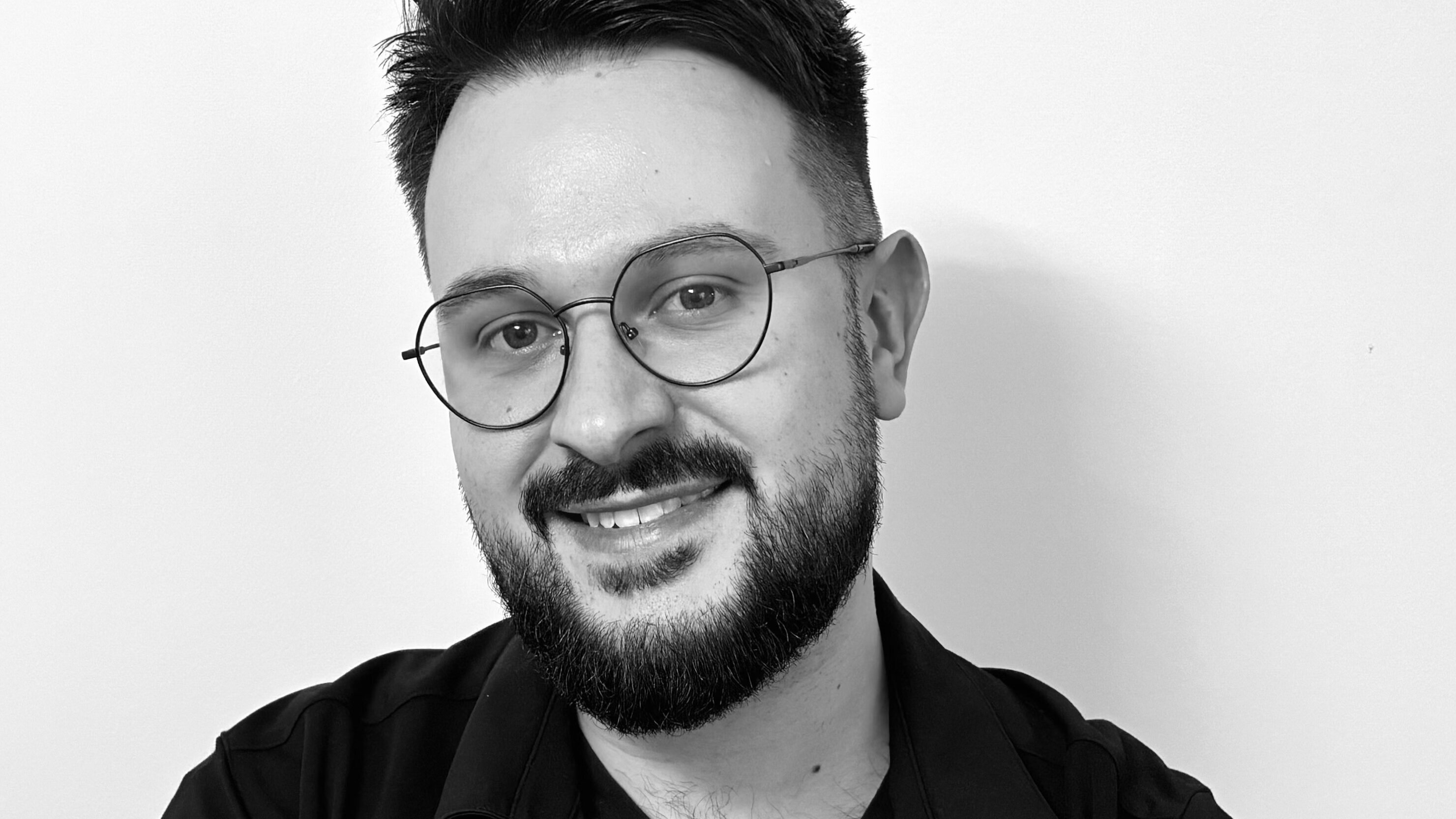 Mann mit Bart schaut in Kamera