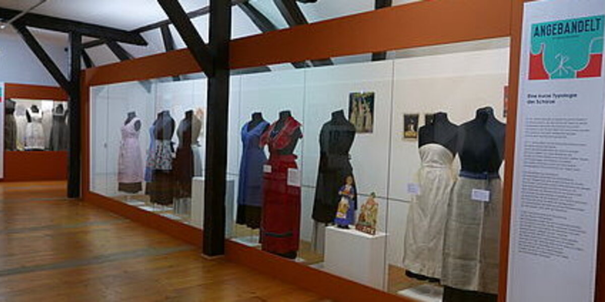 "Angebandelt. Ein Date mit der Schürze". Blick auf die Ausstellungsvitrinen im Stadtmuseum Deggendorf. Foto: Esther Gajek (2015).